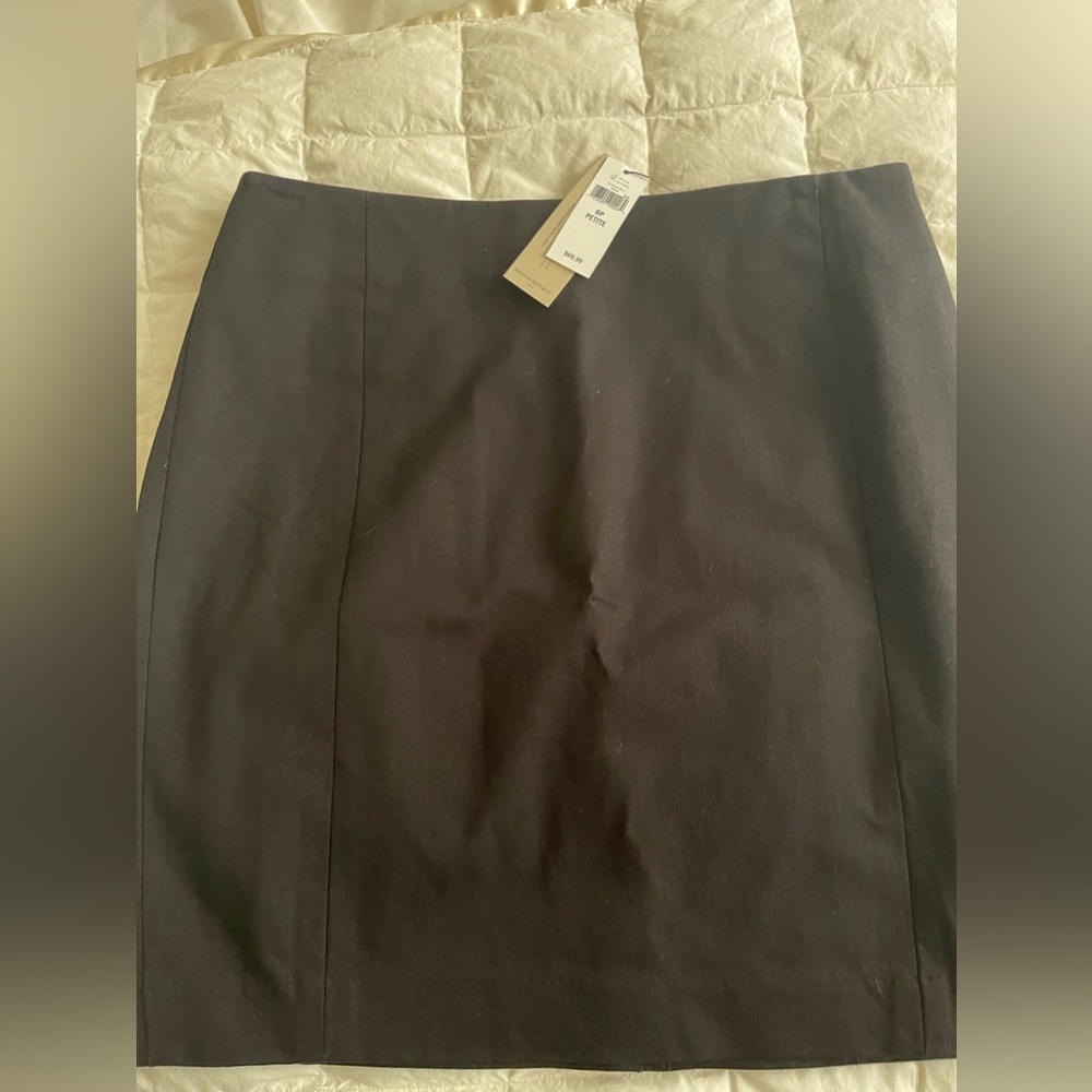 Banana Republic black skirt size 6P NWT